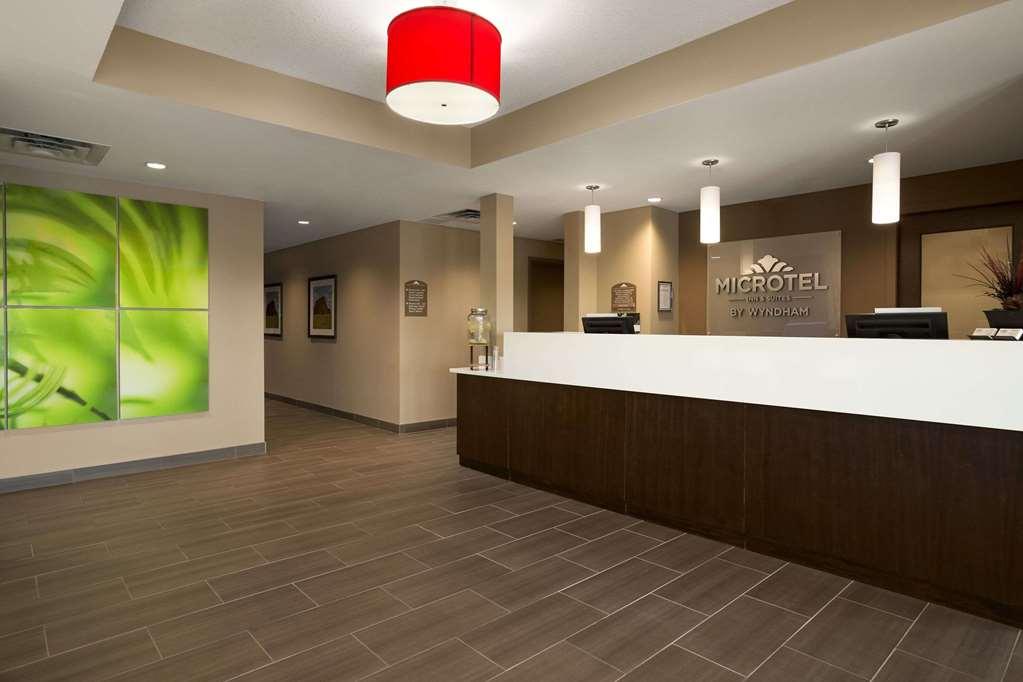 Microtel Inn And Suites By Wyndham Weyburn Beltér fotó