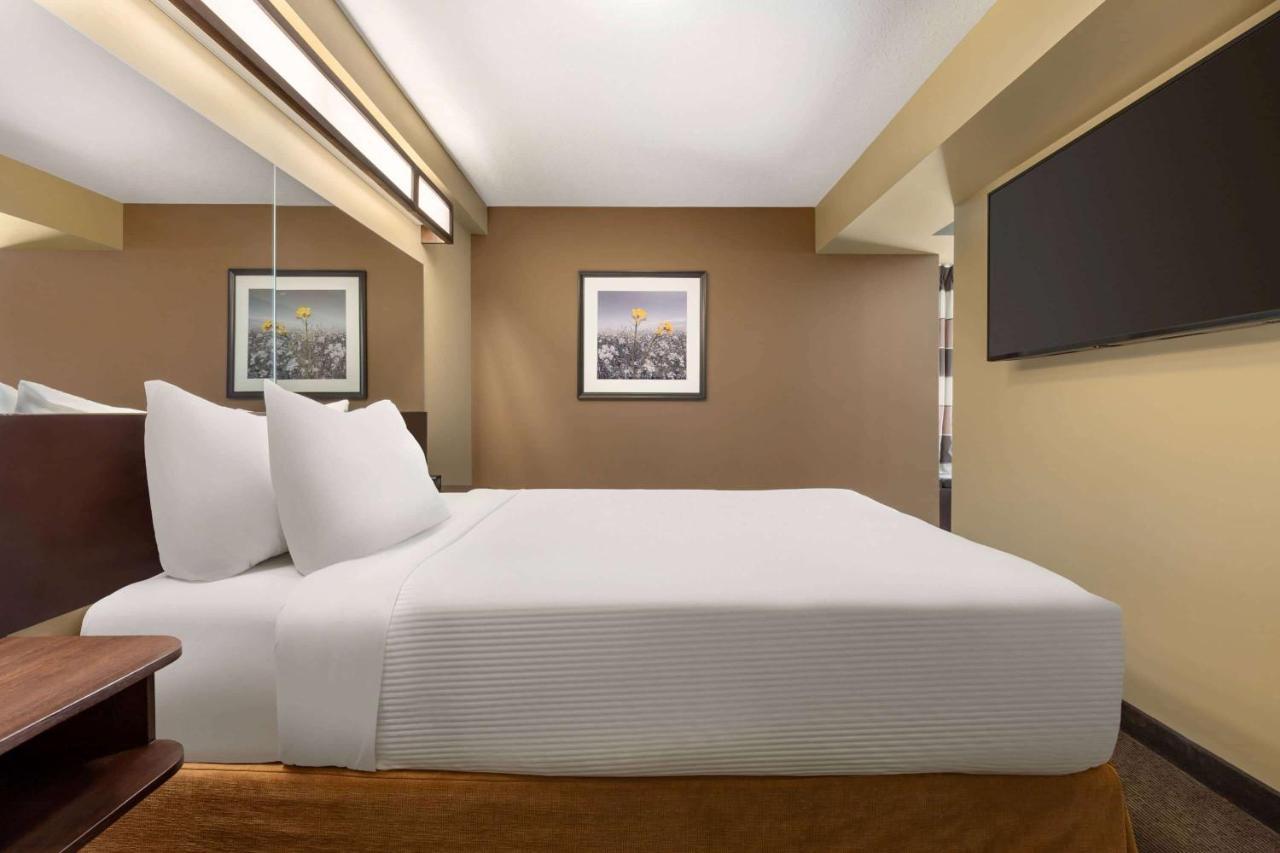 Microtel Inn And Suites By Wyndham Weyburn Kültér fotó