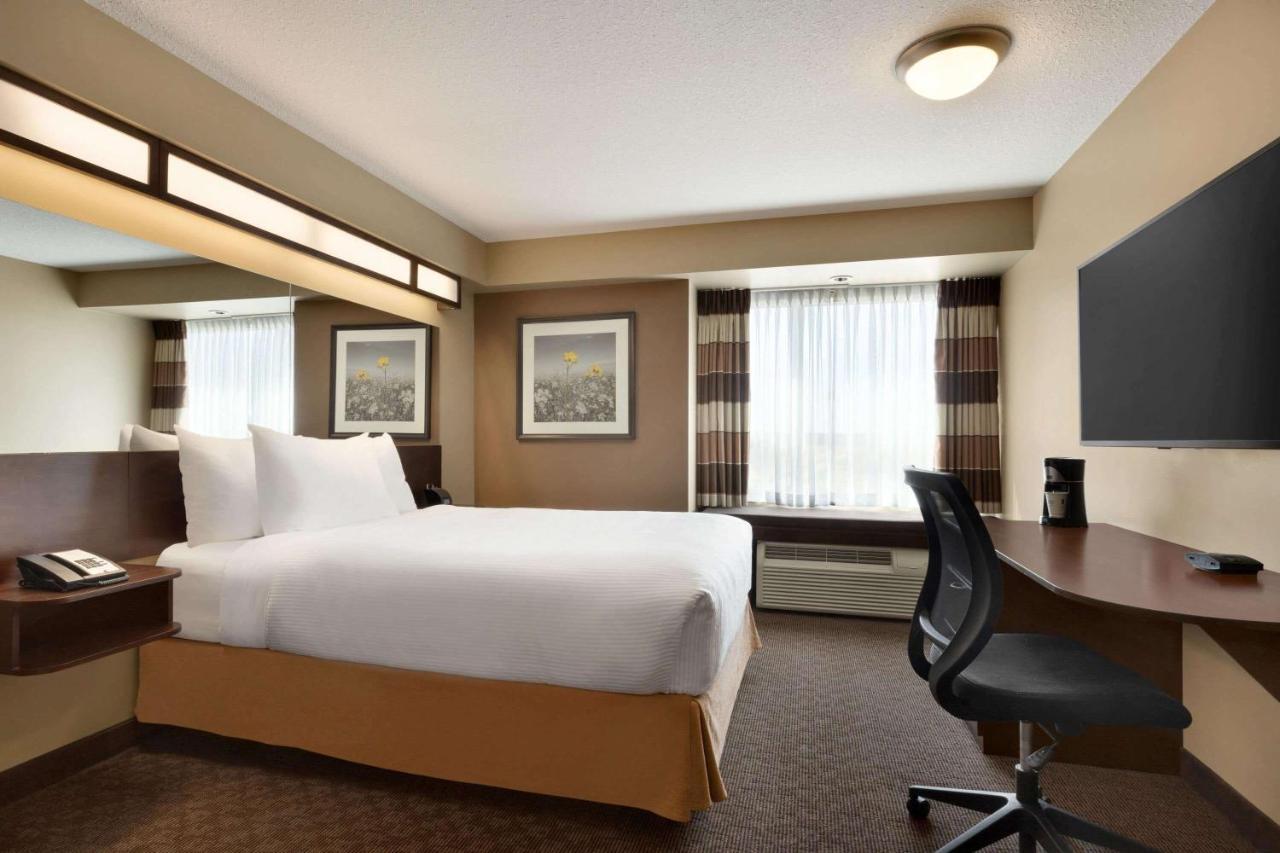 Microtel Inn And Suites By Wyndham Weyburn Kültér fotó