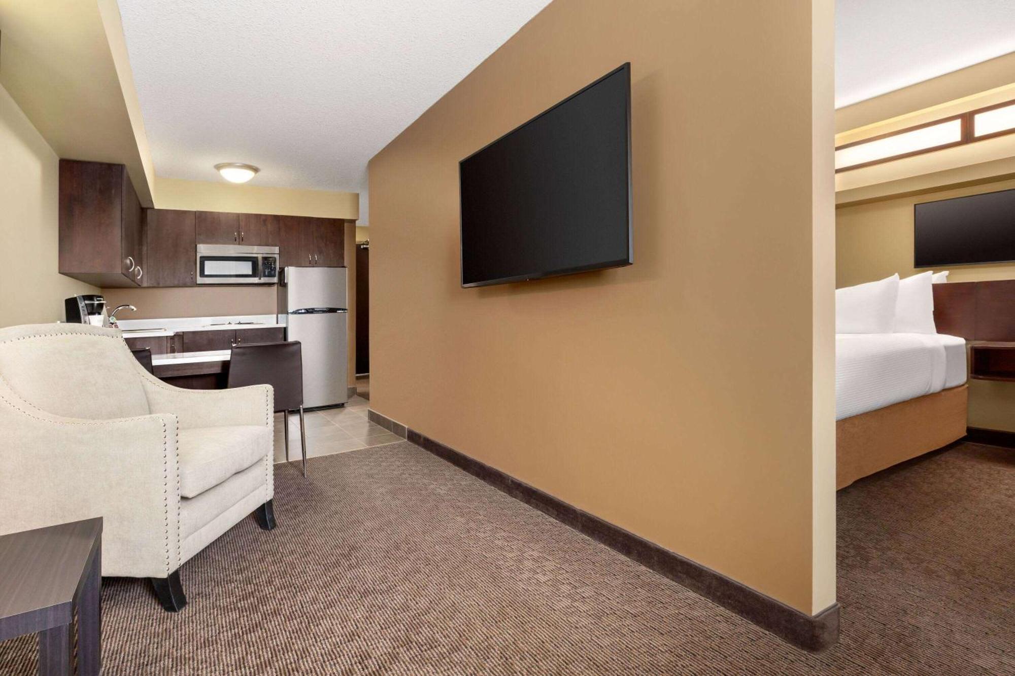 Microtel Inn And Suites By Wyndham Weyburn Kültér fotó