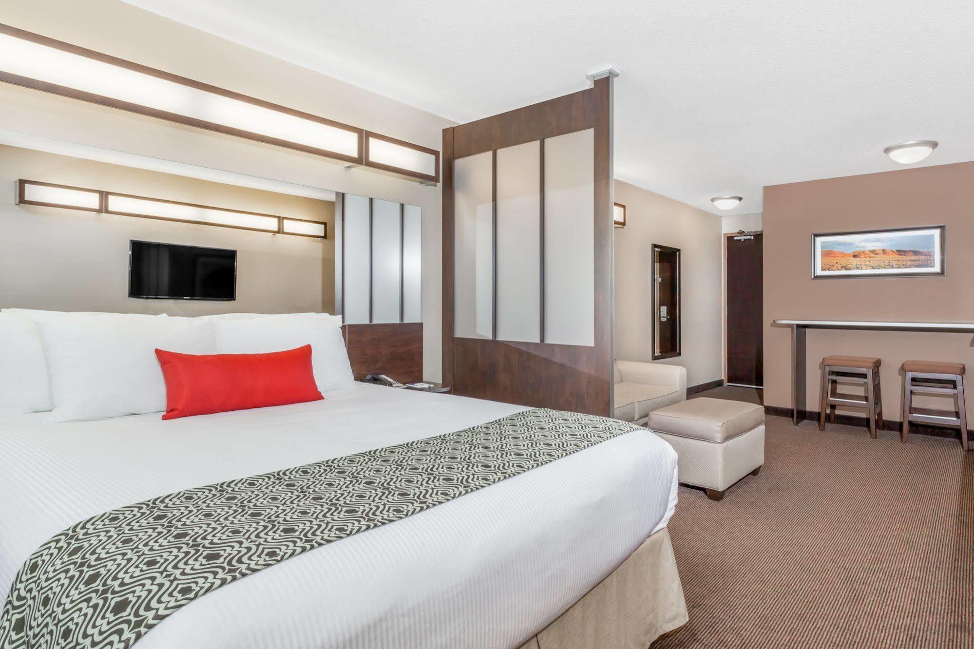 Microtel Inn And Suites By Wyndham Weyburn Kültér fotó